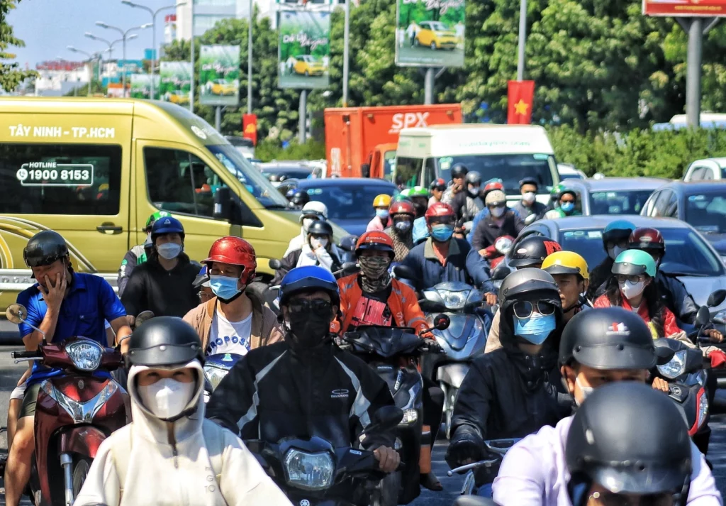 Xe tải, xe máy nối đuôi nhau hàng dài trưa ngày cuối tuần. Cộng với đó là thời tiết nắng nóng gay gắt khiến nhiều người cảm thấy khó chịu