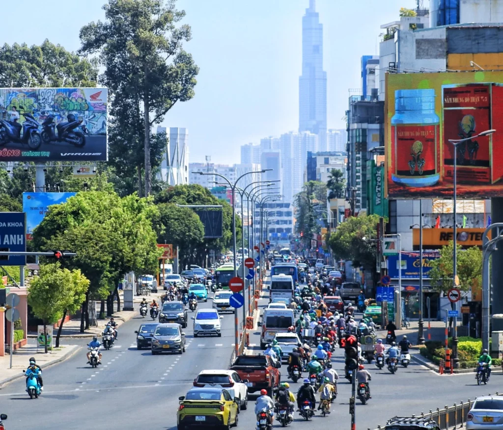 Nhiều người lưu thông trên đường cho biết những ngày cuối năm, dù là thời điểm nào trong ngày cũng cảm nhận được dòng xe hối hả ngược xuôi