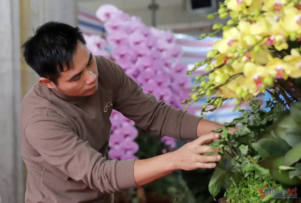 Anh Lê Văn Mạnh là người cắm hoa chuyên nghiệp, cho thu nhập cao. (Ảnh: Quốc Huy)
