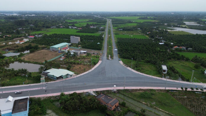 Điểm đầu đường Vành đai TP.Tân An tại nút giao Mỹ Phú, huyện Thủ Thừa hoàn thiện, giúp người dân lưu thông dễ dàng đến Quốc lộ 1 thay vì đi qua Quốc lộ 62 như hiện nay