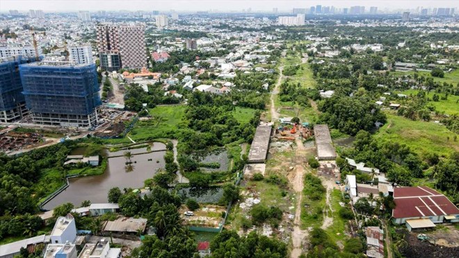 Công trường đoạn Vành đai 2 từ đường Phạm Văn Đồng đến nút giao Gò Dưa sau gần 4 năm dừng thi công. Ảnh: Anh Tú
