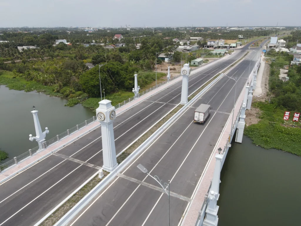 Cầu bắc qua sông Vàm Cỏ Tây (Long An)