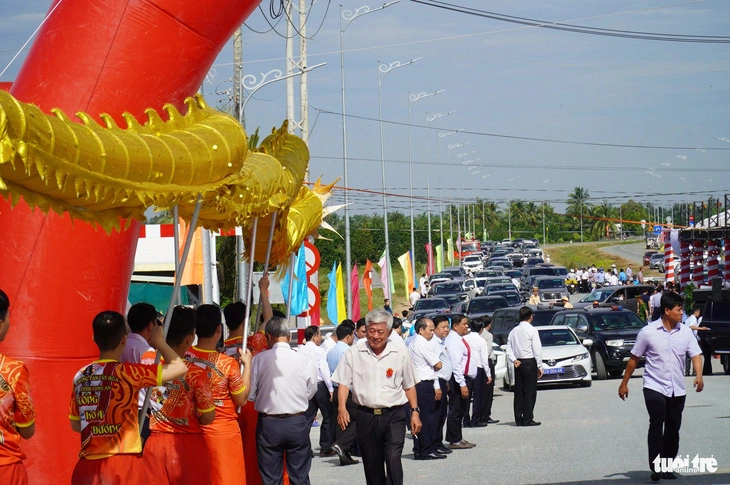 Đường vành đai TP Tân An chính thức thông xe ngày 23-12 - Ảnh: MẬU TRƯỜNG