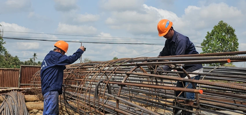 Công nhân tất bật trên công trường sau kỳ nghỉ tết nguyên đán. Ảnh: HD
