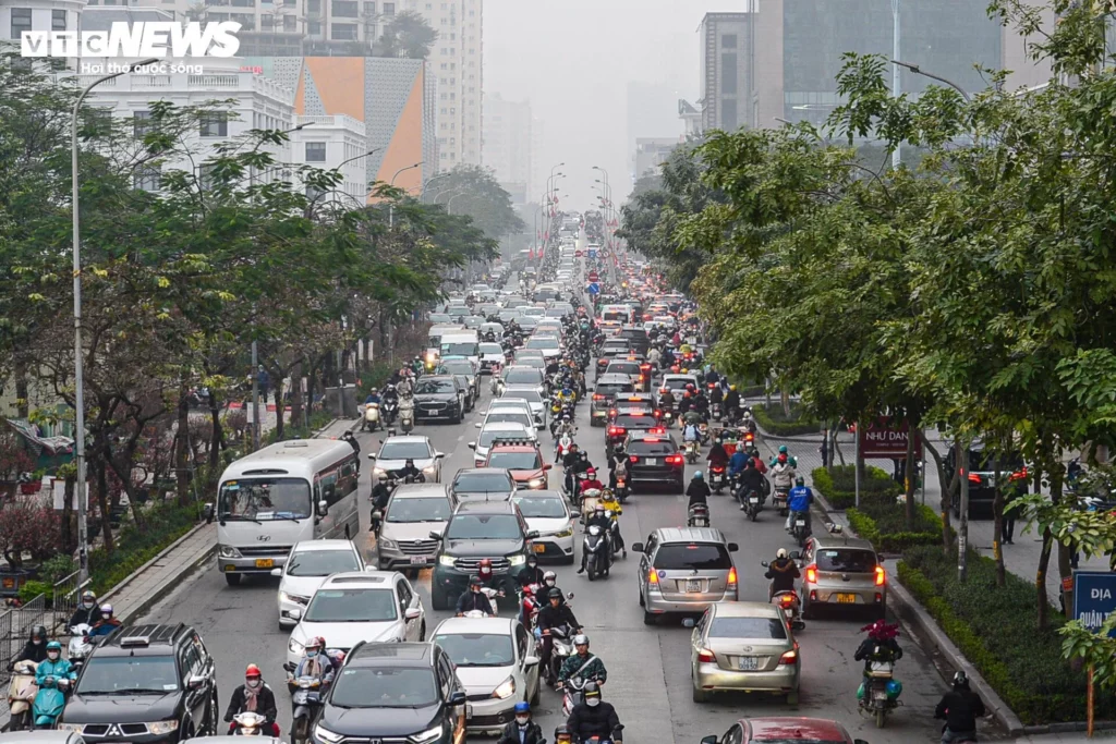 Cách đó không xa, tại đoạn gần cầu vượt Hoàng Minh Giám - Nguyễn Chánh, lúc 9h, đường phố vẫn ken kín người.