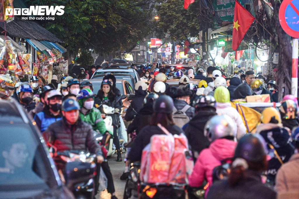 Tại phố Nhân Hoà (quận Thanh Xuân), giao thông cũng luôn trong tình trạng quá tải.