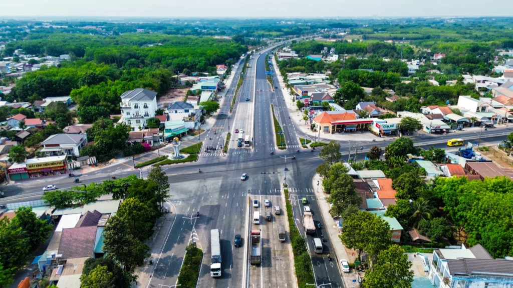 Đường Mỹ Phước - Tân Vạn cũng mở ra một quá trình phát triển mới cho bất động sản Bình Dương. Trước đây, dọc 2 bên đường chỉ là những khu đất trống và đồi cao su, dân cư thưa thớt. Từ khi có tuyến đường này, các công ty, xí nghiệp, nhà hàng, quán cà phê, phòng khám, bệnh viện... đua nhau mọc lên; các dự án nhà ở, chung cư cũng được hình thành.

