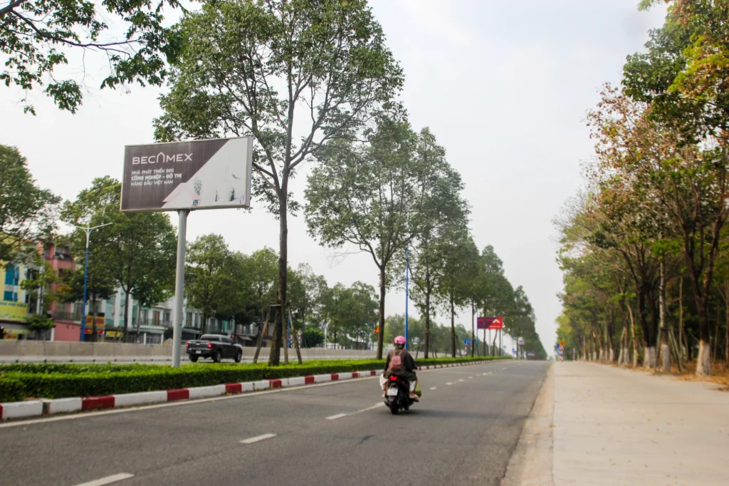 Nhờ được phân làn rộng rãi, rõ ràng nên việc lưu thông trên đoạn đường này cũng an toàn hơn, ít xảy ra tai nạn hơn. Trên ảnh là đường Mỹ Phước - Tân Vạn đoạn chạy qua phường Thới Hoà thị xã Bến Cát, tỉnh Bình Dương.