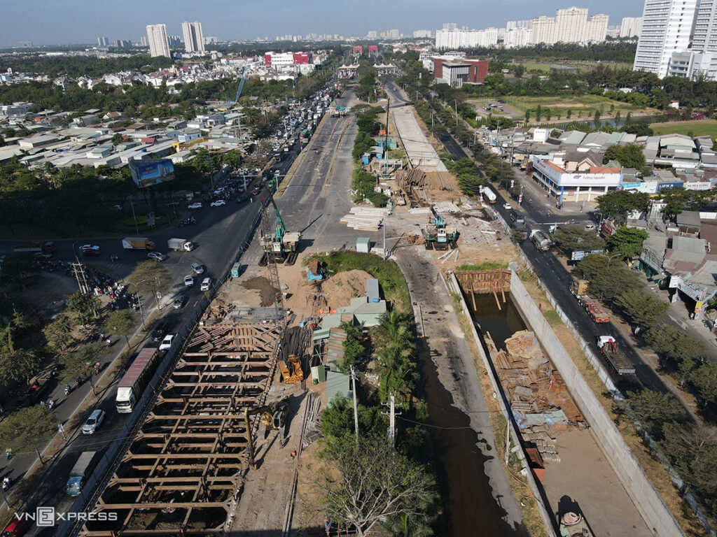 Công trường dự án hầm chui ở nút giao Nguyễn Văn Linh - Nguyễn Hữu Thọ, tháng 2/2024. Ảnh: Thanh Tùng