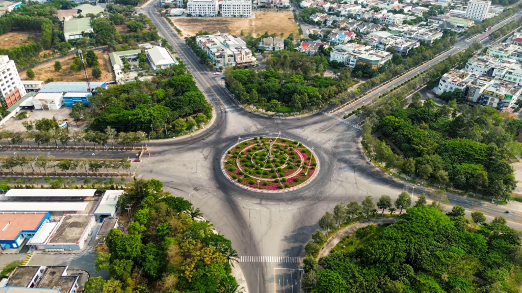 Bên cạnh đó, tuyến đường này còn đóng vai trò kết nối các khu công nghiệp trên địa bàn Bình Dương, Bình Phước, các tỉnh Tây Nguyên về Thành phố Hồ Chí Minh.