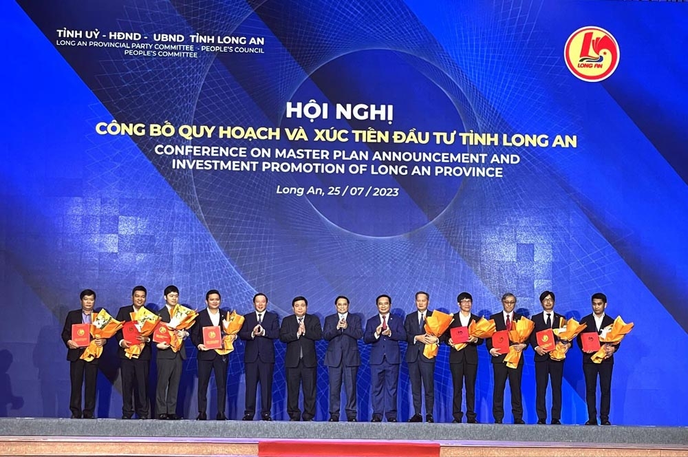 Long An trao giấy chứng nhận đầu tư cho 9 doanh nghiệp vào tháng 07/2023